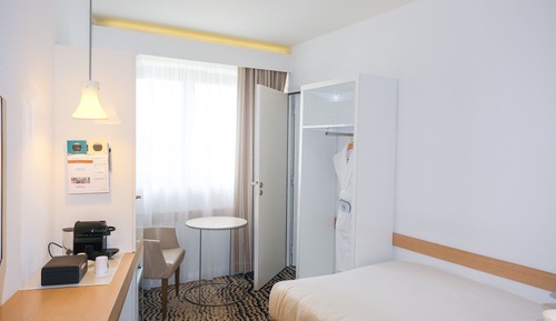 Superior Single Room, Pool Access