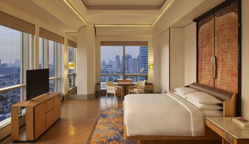 Deluxe Room, 1 King Bed, City View, Corner