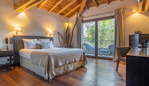 Cocoon room with garden view