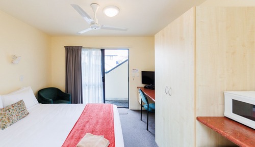 Economy Studio, Non Smoking (Compact Queen Studio)