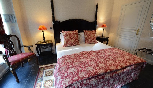 Standard Room, 1 King Bed, Garden View