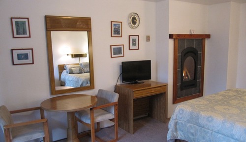 Fireplace Cabin #3,#4,#7, 1 Queen bed, Jetted Tub