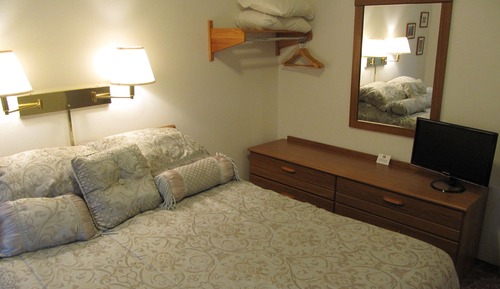 Parkside Room 1 Queen, Living Rm, Fireplace