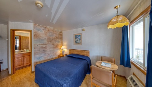 Efficiency, One Queen Bed