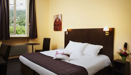 Superoir Family Room, Multiple View