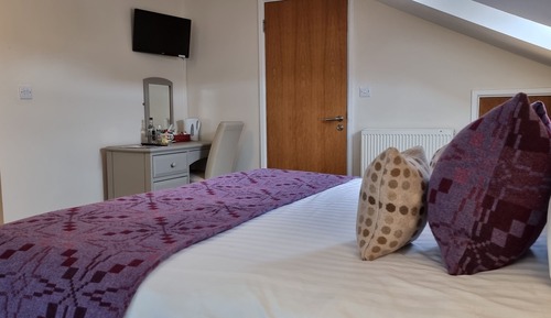 Family Room ( 2 adults + 1 child)