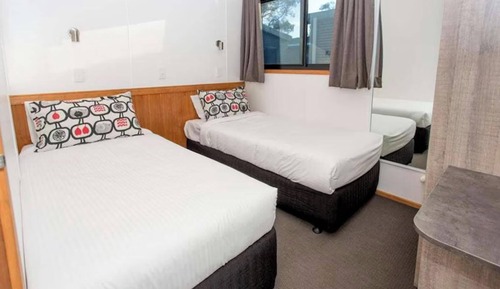 Deluxe 3 Bedroom Riverfront Cabin - Sleeps 8