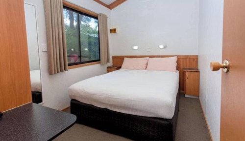 Superior 2 Bedroom Riverfront Cabin - Sleeps 5