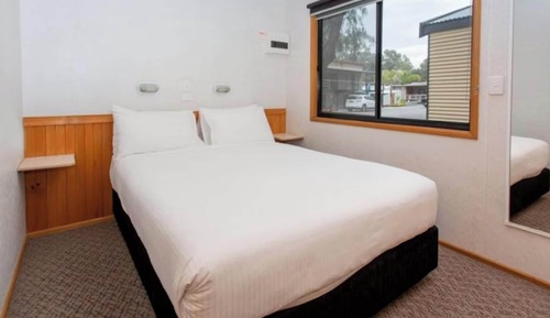 Superior 2 Bedroom Riverfront Cabin - Sleeps 6