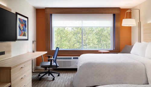 Room, 2 Queen Beds, Accessible (Roll-In Shower)