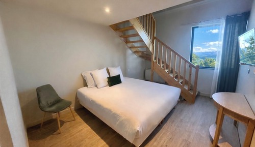Family Room, 1 King Bed, Non Smoking, Mezzanine
