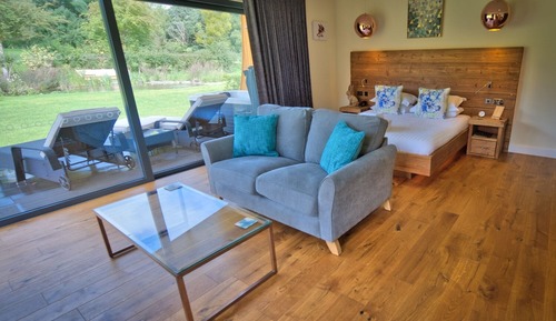 Luxury Bungalow, Hot Tub (Wenlock Edge Garden Room)