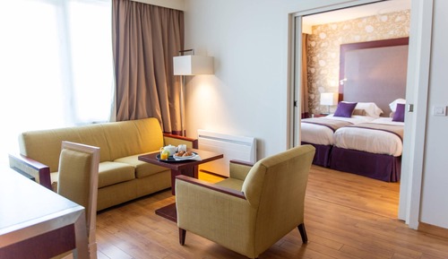 Suite, 1 King Bed with Sofa bed, Non Smoking