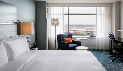 Club Room, 1 King Bed, City View