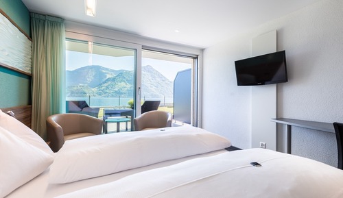 Doppelzimmer mit Seeblick und Garten