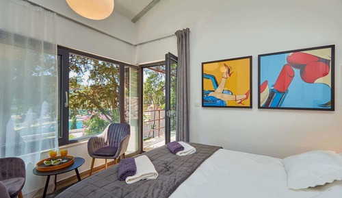 Standard Studio, Sea View