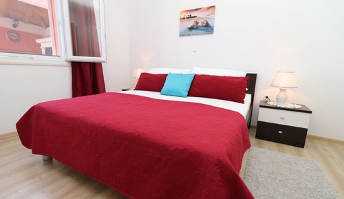 House (Five Bedroom Holiday Home with Pool)