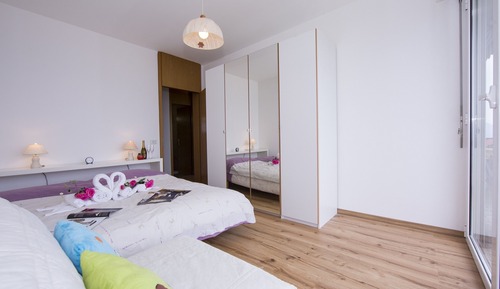 Family Apartment, Multiple Bedrooms, 2 Bathrooms, Mountainside (Aldesago Panoramica)