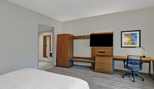 Suite, 1 King Bed, Accessible (Communications)