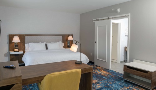 Studio, 1 King Bed, Non Smoking, Refrigerator & Microwave (Wet bar)