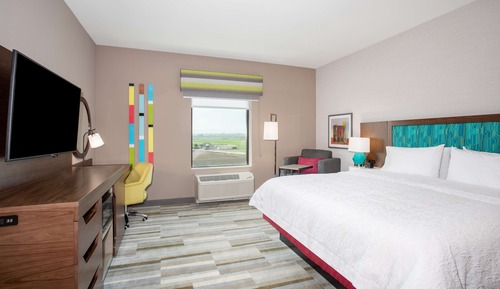 Room, 1 King Bed, Refrigerator & Microwave