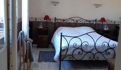 Superior Triple Room, Shared Bathroom, Park View (Marron)