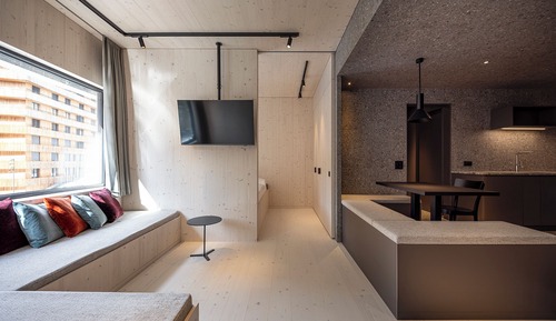 Deluxe Studio (2 King Beds)