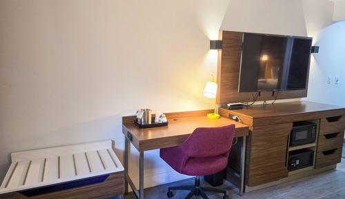 Suite, King Bed w/ Sofabed