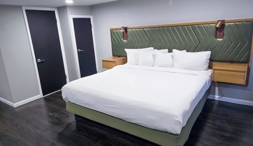 Lower Lodge Suite - King Bed w/ Sofabed