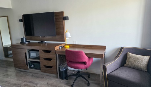 Suite, King Bed w/ Sofabed