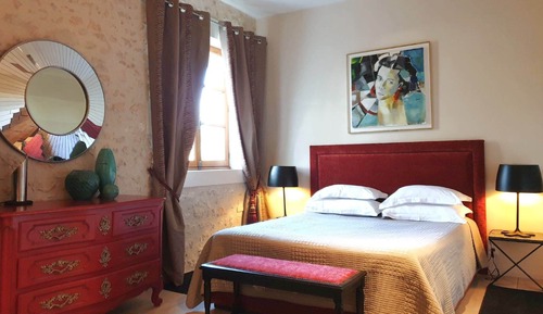 Comfort Suite, Private Bathroom (Scarlet)