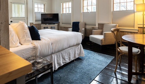 Deluxe Studio Suite, 1 King Bed, Non Smoking, River View