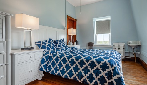 Room, 1 Queen Bed, Shared Bathroom (#10 Main Building)