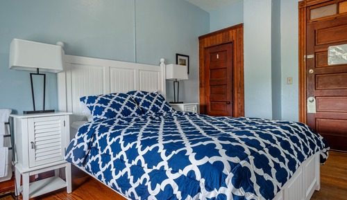 Room, 1 Queen Bed, Shared Bathroom (#7 Main Building)