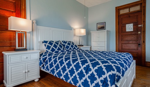 Room, 1 Queen Bed, Shared Bathroom (#12 Main Building)