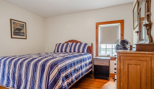 Room, 1 Queen Bed, Shared Bathroom (#49 Annex Building)