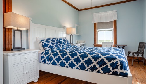 Room, 1 Queen Bed, Shared Bathroom (#18 Main Building)