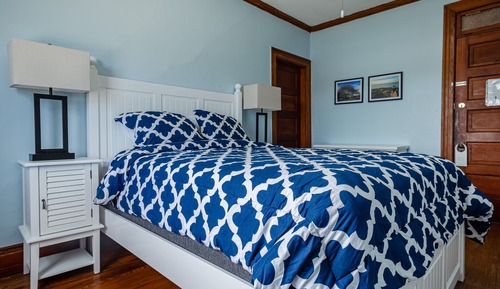 Room, 1 Queen Bed, Shared Bathroom (#16 Main Building)