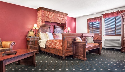 Deluxe Suite, 1 King Bed, Jetted Tub