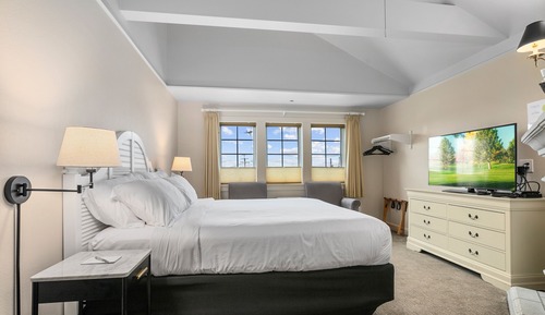 King Room w/ Partial Sea View