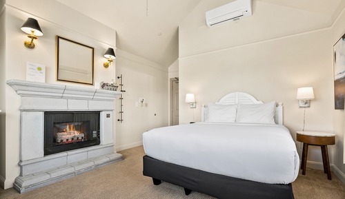 Deluxe Queen w/ Mtn & Sea View