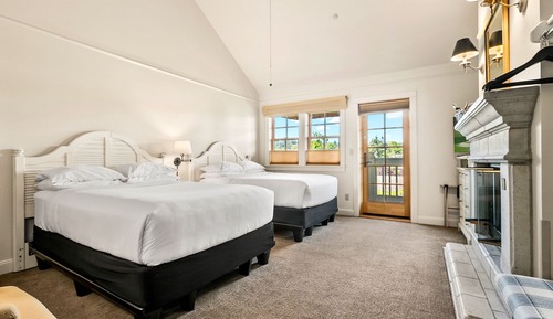 Deluxe 2 Full Beds w/ Balcony