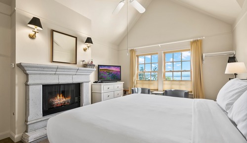 Deluxe King Room w/ Sea View