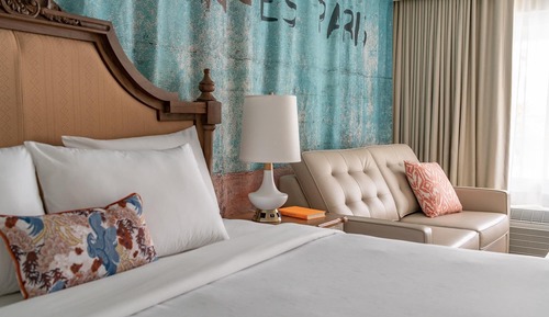 Premium Room, 1 King Bed, Patio (Lola)