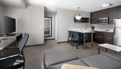 Suite, 2 Bedrooms (Mobility/Hearing Access, Roll-In Shwr)