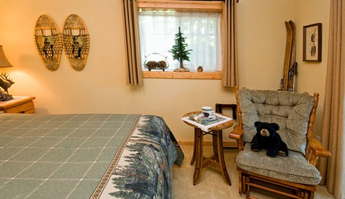 Luxury Room, 1 Queen Bed, Private Bathroom, River View (Black Bear Suite)