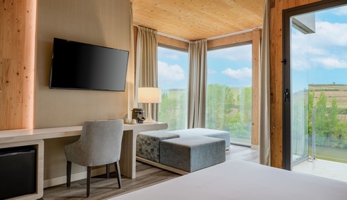 Junior Suite, 1 King Bed, River View