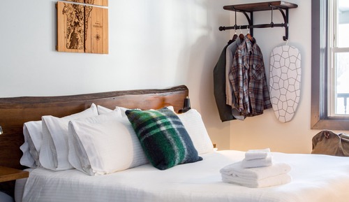 Deluxe Room, 1 King Bed, Balcony, Mountain View