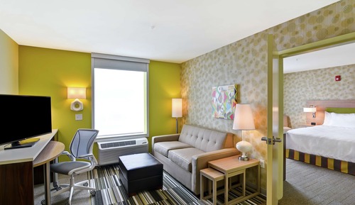 Suite, 1 Queen Bed, Accessible, Bathtub