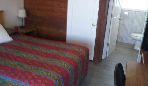Basic Room, 1 Queen Bed, Non Smoking, Refrigerator & Microwave